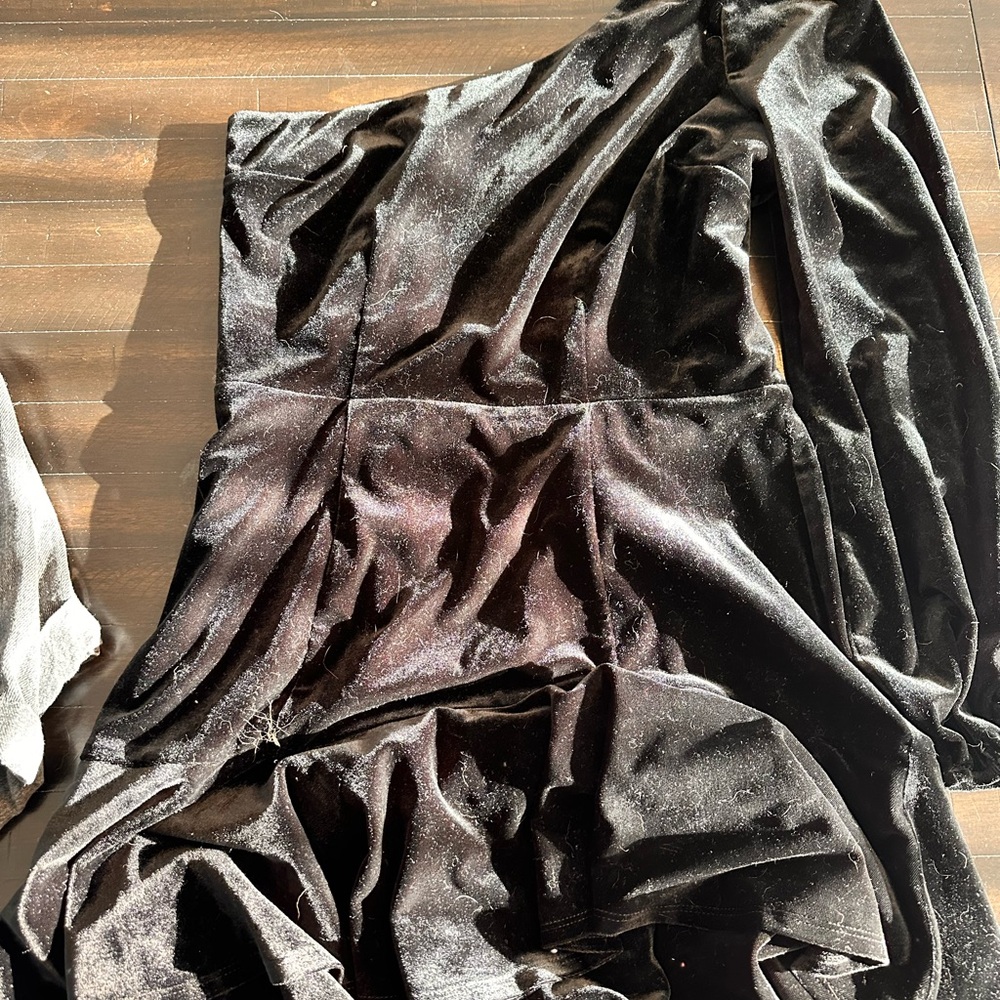 Elegant Black Velvet One-Shoulder Dress